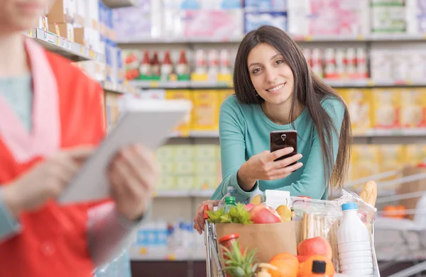 Junge Frau Mit Smartphone Supermarkt Und Lächelt Kamera — Stockfoto