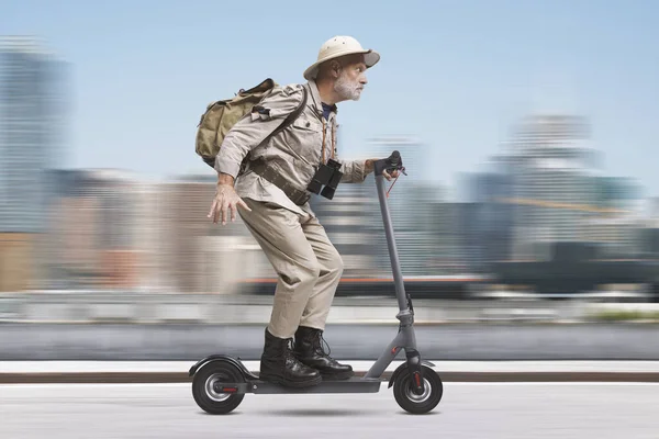 Смішний Старший Міський Дослідник Їде Швидким Електричним Скутером Міській Вулиці — стокове фото