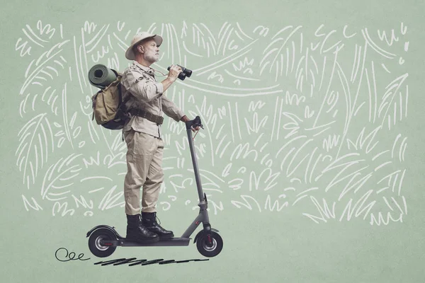 Klasik Stil Kaşifi Scooter Kullanıyor Arka Planda Orman Çiziyor — Stok fotoğraf