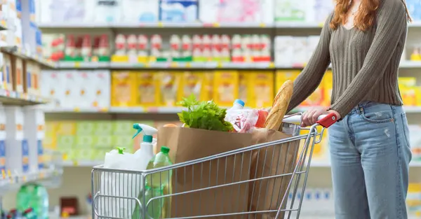 Ženské Zákaznice Nakupující Potraviny Supermarketu Ona Tlačí Plný Nákupní Košík — Stock fotografie