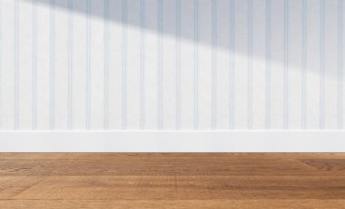 Çizgili duvarı ve ahşap zemini olan boş bir oda.