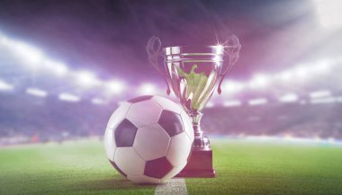 Stadyumda futbol ve şampiyonlar kupası dumanla çevrili.