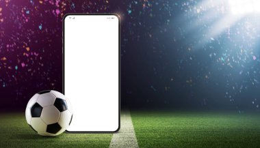 Stadyum sahasında boş akıllı telefon ve futbol topu: futbol şampiyonluğu ve spor bahisleri uygulaması
