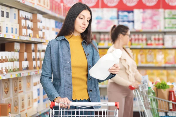 Žena Která Nakupuje Supermarketu Kontroluje Etiketu Láhvi Čisticího Prostředku — Stock fotografie