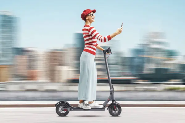 Afgeleid Vrouw Rijden Een Elektrische Scooter Straat Met Behulp Van — Stockfoto