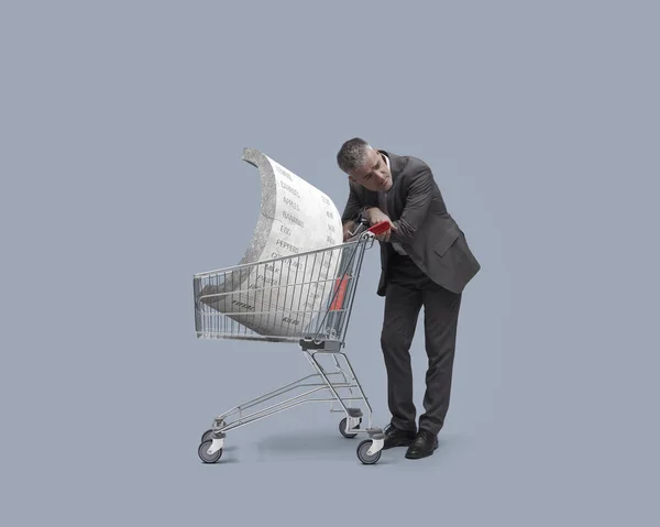 Besorgtes Unentschlossenes Denken Der Kunden Und Dicker Einkaufszettel Einkaufswagen Inflation — Stockfoto