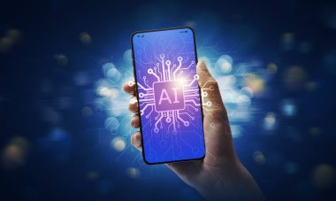 Ekranda akıllı telefon ve yapay zeka çipi tutan kullanıcı: Yapay Zeka ve mobil teknoloji kavramı