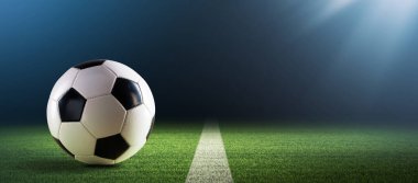 Gece stadyum çimlerinde futbol topu, futbol şampiyonluğu ve spor konsepti, fotokopi alanı