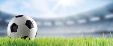 Stadyumdaki çimlerde futbol topu, spor ve yarışma konsepti