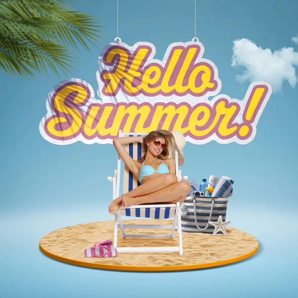 ビーチに座っている魅力的な観光客女性とハローサマーサイン吊り下げ 旅行や休暇のコンセプト — ストック写真