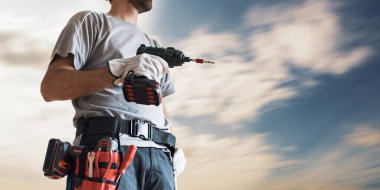 Profesyonel tamirci bir matkap kullanarak: kendinizi ve ev yenileme kavramı