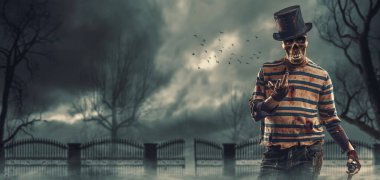 Korkunç kötü canavar dikilip sana bakıyor, arka planda karanlık gökyüzü ve kapı.