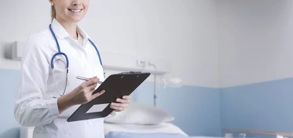 Young Smiling Female Doctor Working Hospital She Holding Medical Records — Stock Photo, Image