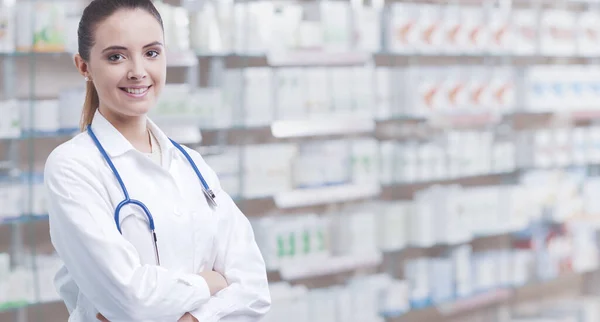 Young Female Pharmacist Posing Smiling Camera Pharmacy Shelves Background — Stock Photo, Image