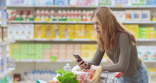 Wanita Muda Yang Berbelanja Supermarket Mendorong Gerobak Belanja Penuh Dan — Stok Foto