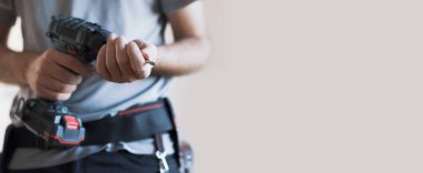 Bir matkap değiştirme profesyonel ev erkeği: ev yenileme ve manuel iş kavramı