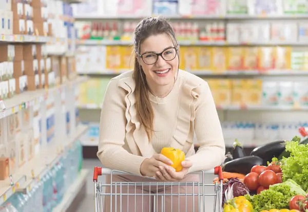 Smiling Woman Pushing Shopping Cart Buying Fresh Healthy Vegetables Supermarket — Stock Photo, Image