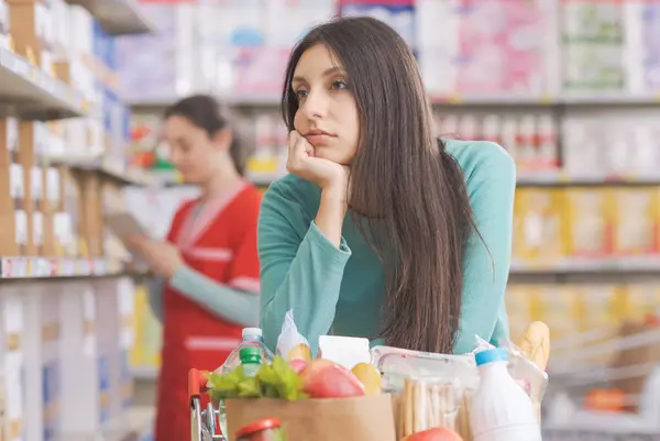Gelangweilte Junge Frau Lehnt Einkaufswagen Lebensmittelgeschäft Schaut Sich Und Fühlt — Stockfoto