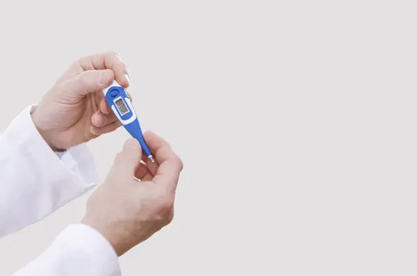 Doctor Holding Digital Thermometer Measuring Patient Body Temperature — Stock Photo, Image