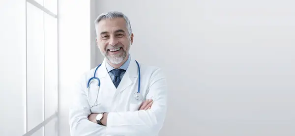 Kendine Güvenen Doktor Hastanede Kollarını Kavuşturarak Gülümsüyor Poz Veriyor Sağlık — Stok fotoğraf