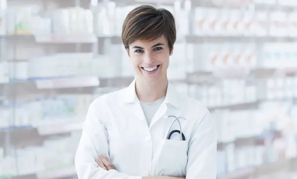 Joven Farmacéutico Profesional Posando Con Los Brazos Cruzados Sonrientes Tienda —  Fotos de Stock