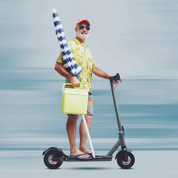 Zabawny Starszy Turysta Trzymający Parasol Plażowy Jeżdżący Szybkim Skuterze Elektrycznym — Zdjęcie stockowe