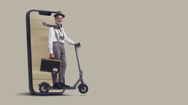 Vintage Stijl Toerist Fotograaf Rijden Een Elektrische Scooter Komen Uit — Stockfoto