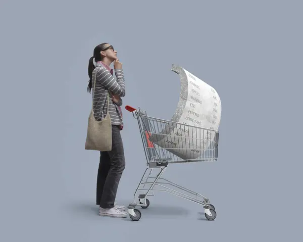 Endişeli Müşteri Düşüncesi Alışveriş Arabasında Yüklü Bir Market Fişi Enflasyon — Stok fotoğraf