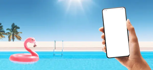 Tourist Hält Smartphone Mit Leerem Bildschirm Und Tropenresort Hintergrund Sommerurlaub — Stockfoto