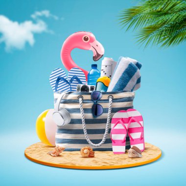 Aksesuarlı plaj çantası ve şirin şişirilebilir flamingo: Plaj konseptinde yaz tatili, kopyalama alanı