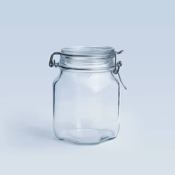 空のきれいなクリップの上のガラス瓶は 食糧貯蔵の概念隔離しました — ストック写真