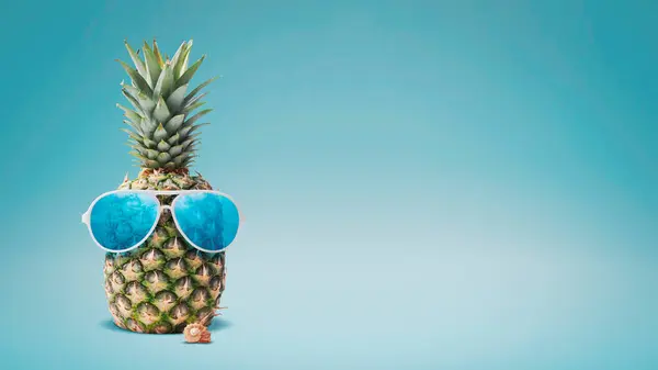 サングラス 夏と休暇のコンセプトを身に着けているおかしいパイナップル — ストック写真