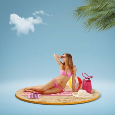 Bikini giyen ve plajda uzanan güzel bir kadın güneşleniyor ve dinleniyor. Plaj konseptinde yaz tatili, fotokopi alanı.