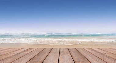 Okyanus dalgaları ve ön planda ahşap güverte ile boş doğal yaz plaj manzarası, yaz tatilleri arka plan