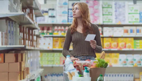 Mladá Žena Dělá Nákupy Supermarketu Tlačí Plný Vozík Drží Nákupní — Stock fotografie