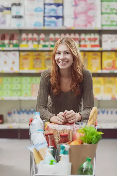 Süpermarketteki Genç Bir Kadının Portresi Alışveriş Arabasının Sapına Yaslanıyor Kameraya — Stok fotoğraf