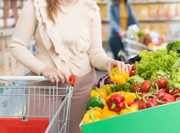 Een Vrouw Die Een Kar Duwt Verse Groenten Koopt Supermarkt — Stockfoto