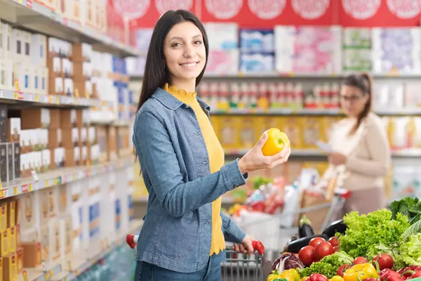 Šťastná Mladá Žena Kupující Zdravou Zeleninu Obchodě Potravinami Drží Paprika — Stock fotografie