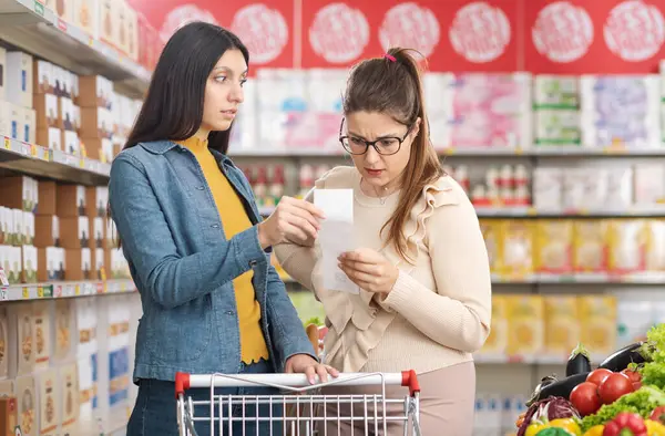 Donne Deluse Supermercato Stanno Controllando Insieme Una Costosa Ricevuta Della — Foto Stock