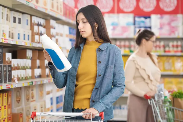 Donna Che Spesa Supermercato Sta Controllando Etichetta Una Bottiglia Detergente — Foto Stock