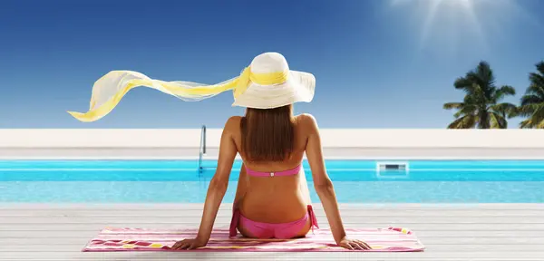 Jovem Bela Mulher Tomando Banho Sol Resort Tropical Ela Está Fotos De Bancos De Imagens