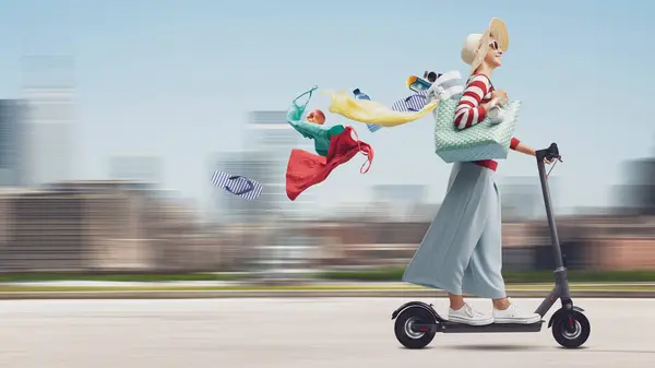 Mujer Moda Feliz Montando Scooter Eléctrico Rápido Playa Ella Está Imagen De Stock