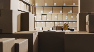 Deponun içinde bir sürü karton kutu ve paket, lojistik konsept var.