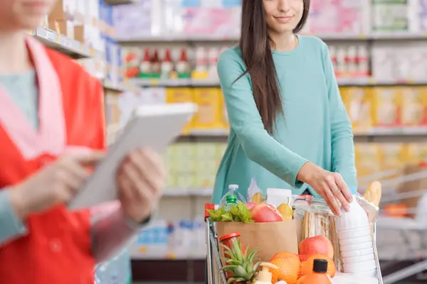 Kadın Süpermarkette Alışveriş Arabasını Itiyor Borsa Memuru Süpermarket Içişleri Konsepti — Stok fotoğraf