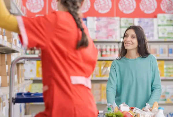 Freundlicher Supermarkt Mitarbeiter Hilft Einem Kunden Supermarkt Lebensmitteleinkaufskonzept — Stockfoto
