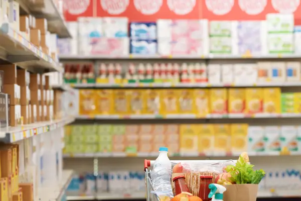 フルショッピングカート 食料品ショッピング 商業コンセプトのスーパーマーケット通路インテリア — ストック写真