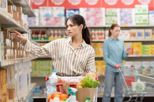 Mladá Žena Supermarketu Tlačí Vozík Plný Čerstvých Potravin Bere Výrobky — Stock fotografie