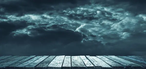 古い破壊された木製の桟橋と暗い曇りの空 恐怖と闇の背景 — ストック写真