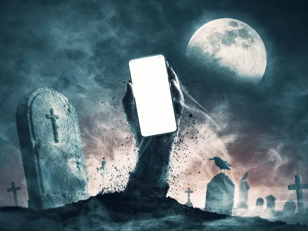 Skrämmande Zombie Hand Kommer Grav Och Håller Smartphone Med Tom Stockfoto