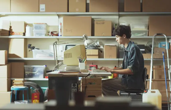 Νεαρός Σπασίκλας Κάθεται Στο Γραφείο Και Εργάζεται Ένα Vintage Υπολογιστή Εικόνα Αρχείου